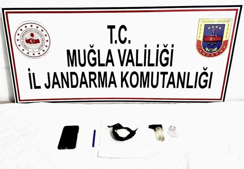 Aracın sigorta panelinde uyuşturucu yakalandı
