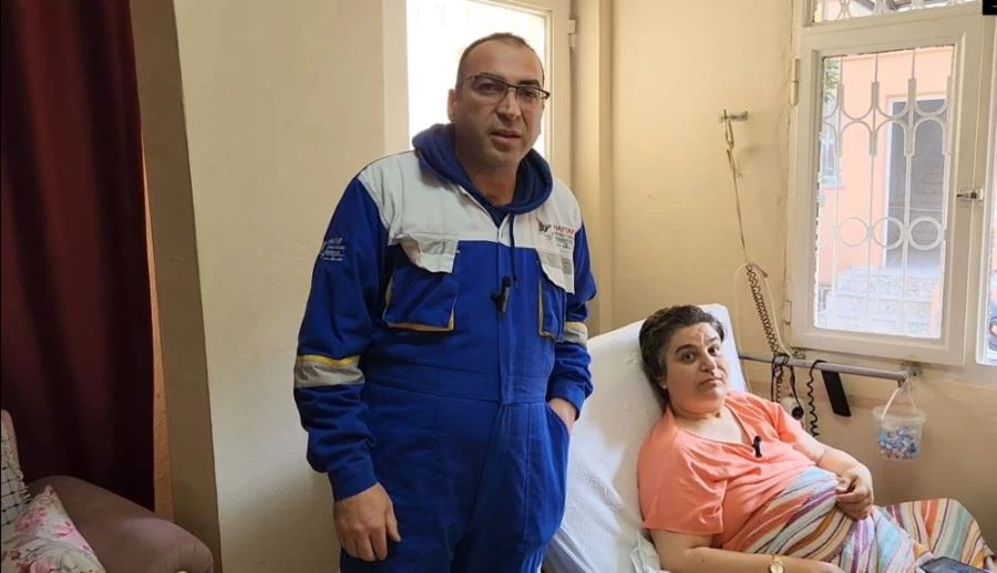 Kaza sonrası felçli kalan anne ve kızı, sahiplendikleri iki köpekle yaşama tutundu