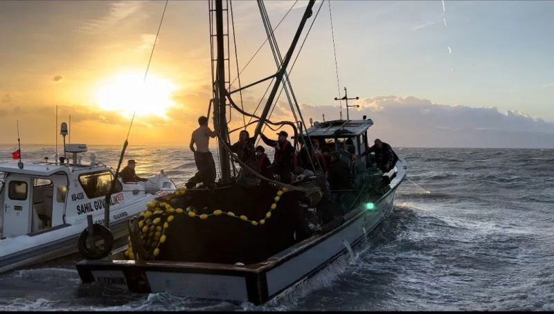 İzmir Körfezi’nde kaçak avcı operasyonu: Balıkçı teknesi kaçtı, ekipler kovaladı
