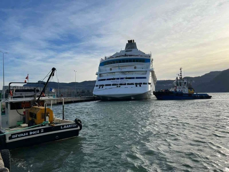 Usturmaçalara çarpan kruvaziyer römorkör eşliğinde limana yanaştırıldı
