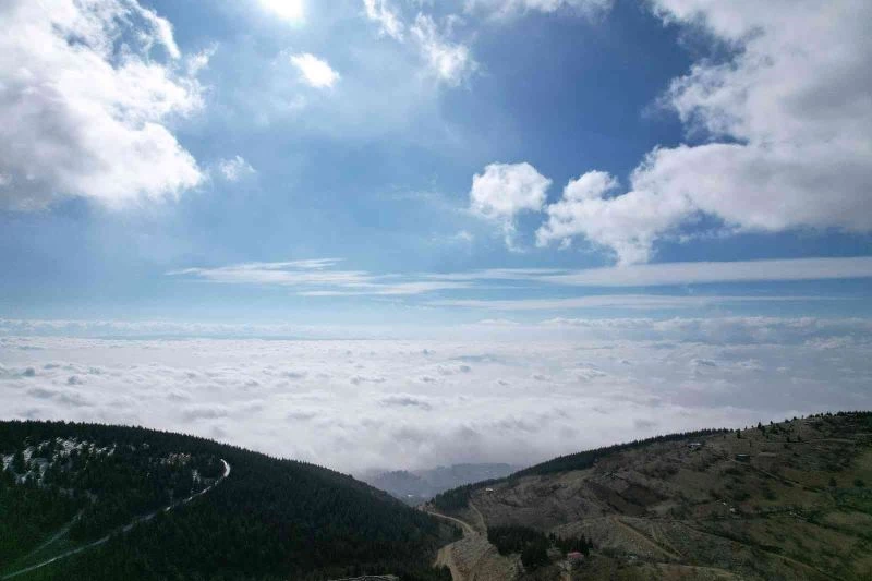 Kahramanmaraş’ta şehri kaplayan sis bulutları ortaya görsel şölen çıkardı