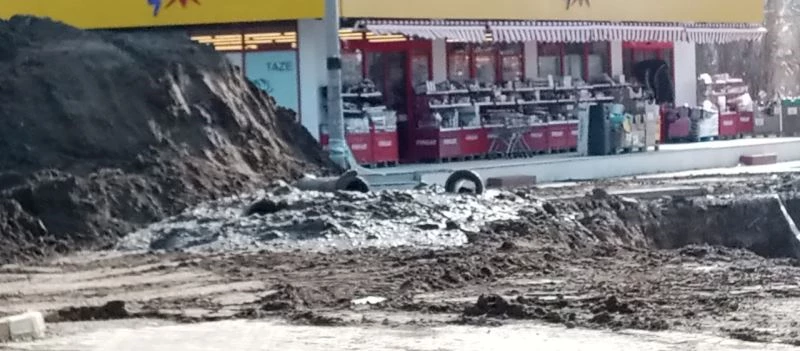 Burhaniye’ de kanalizasyon kazısı mahalleyi internetsiz bıraktı
