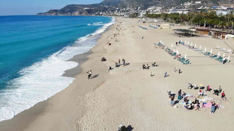 Alanya’da Ocak ayının güneşli havasında deniz keyfi yaşadılar
