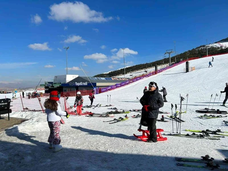 Sömestir tatili için aileler Palandöken Kayak Merkezine akın etti
