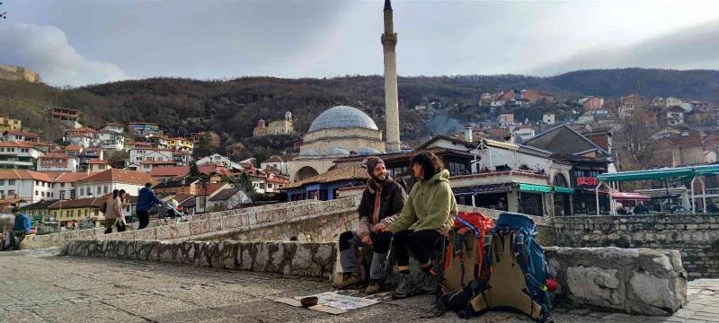 Türk çift, el işi bileklik satarak 25 günde 3 ülke gezdi
