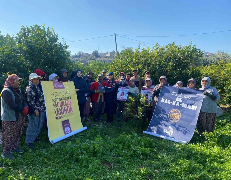 Jandarma limon bahçesinde işçilere ’Kadına El Kalkamaz’ projesini anlattı
