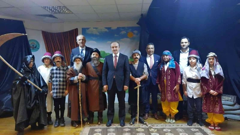 Deli Dumrul hikâyesini çocuklar sahneledi
