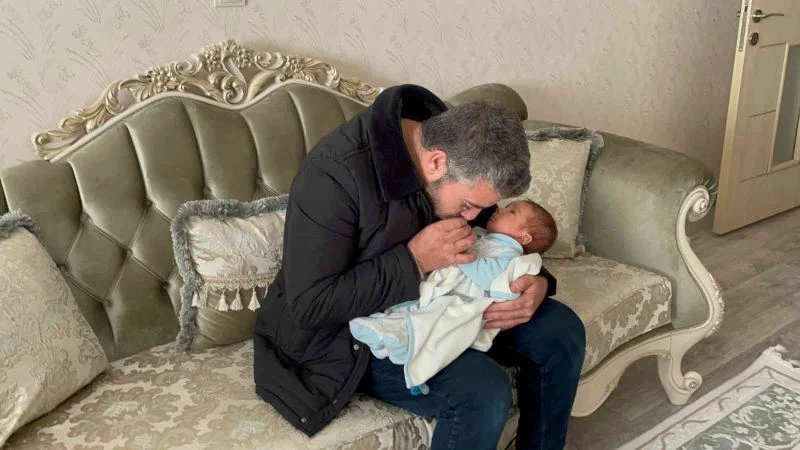Zılgıtla karşılanan bebeğin babası yaşadıklarına inanamıyor
