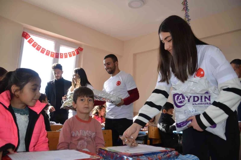Karadeniz Ereğli Yurt Müdürlüğünden köy çocuklarına karne hediyesi
