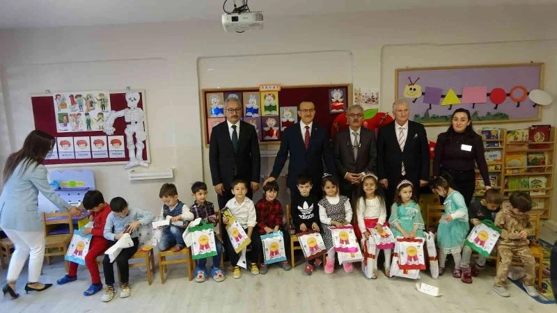 Kocaeli Valisi Seddar Yavuz Öğrencilerin karne heyecanını paylaştı
