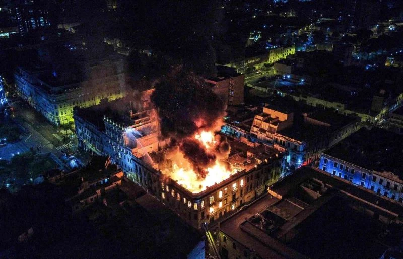 Peru’daki hükümet karşıtı protestolar sırasında tarihi binada yangın
