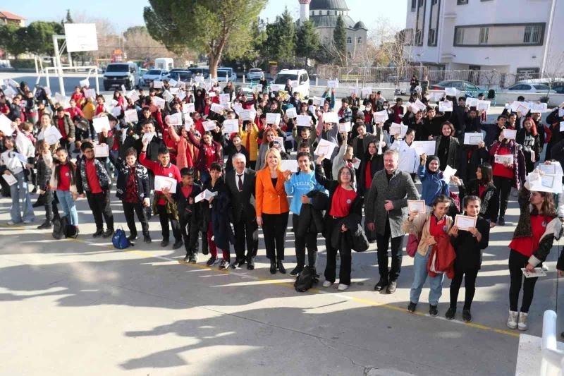 Başkan Doğan miniklerin karne heyecanına eşlik etti
