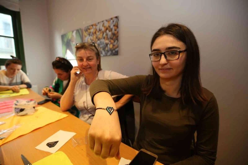 Miyuki boncuklarla takı yapmayı öğrendiler
