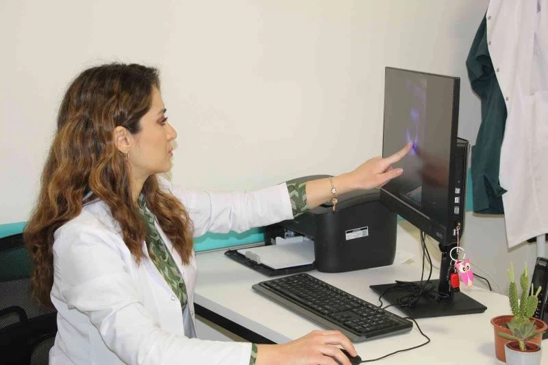 Genç kadının karnından 25 santim ve 2 buçuk kilogram ağırlığında kist çıktı
