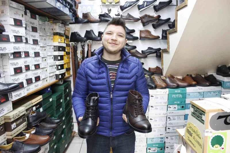  Kışlık ayakkabılar esnafın elinde kaldı
