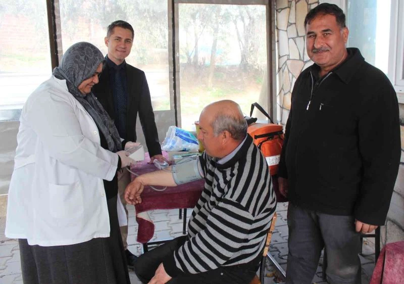 Köylerde kapı kapı dolaşıp sağlık taraması yapıyorlar
