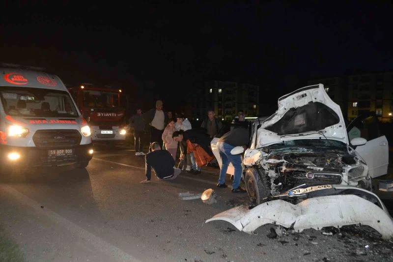 Çorlu’da iki otomobil kafa kafaya çarpıştı: 1 ölü, 3 yaralı
