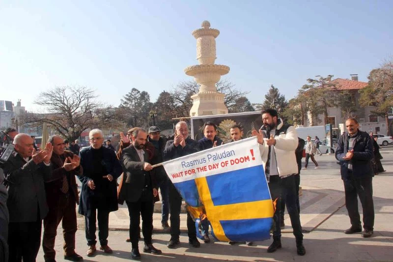 İsveç’te Kur’an-ı Kerim’in yakılmasını Erzincanlı gençler İsveç bayrağını yakarak protesto etti
