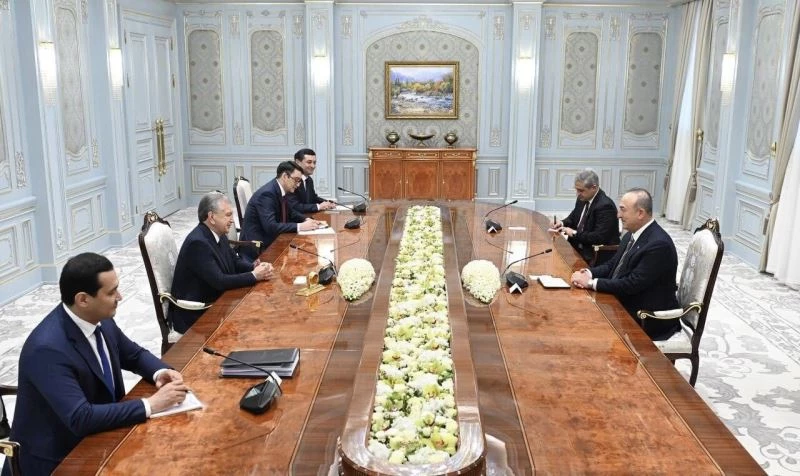 Özbekistan Cumhurbaşkanı Mirziyoyev, Bakan Çavuşoğlu’nu kabul etti
