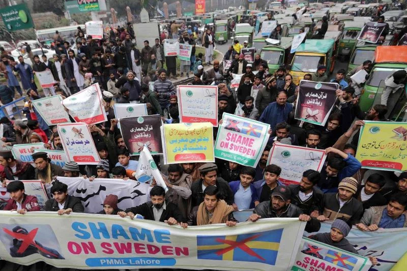 Pakistan’da yüzlerce kişi İsveç’te Kur’an-ı Kerim yakılmasını protesto etti
