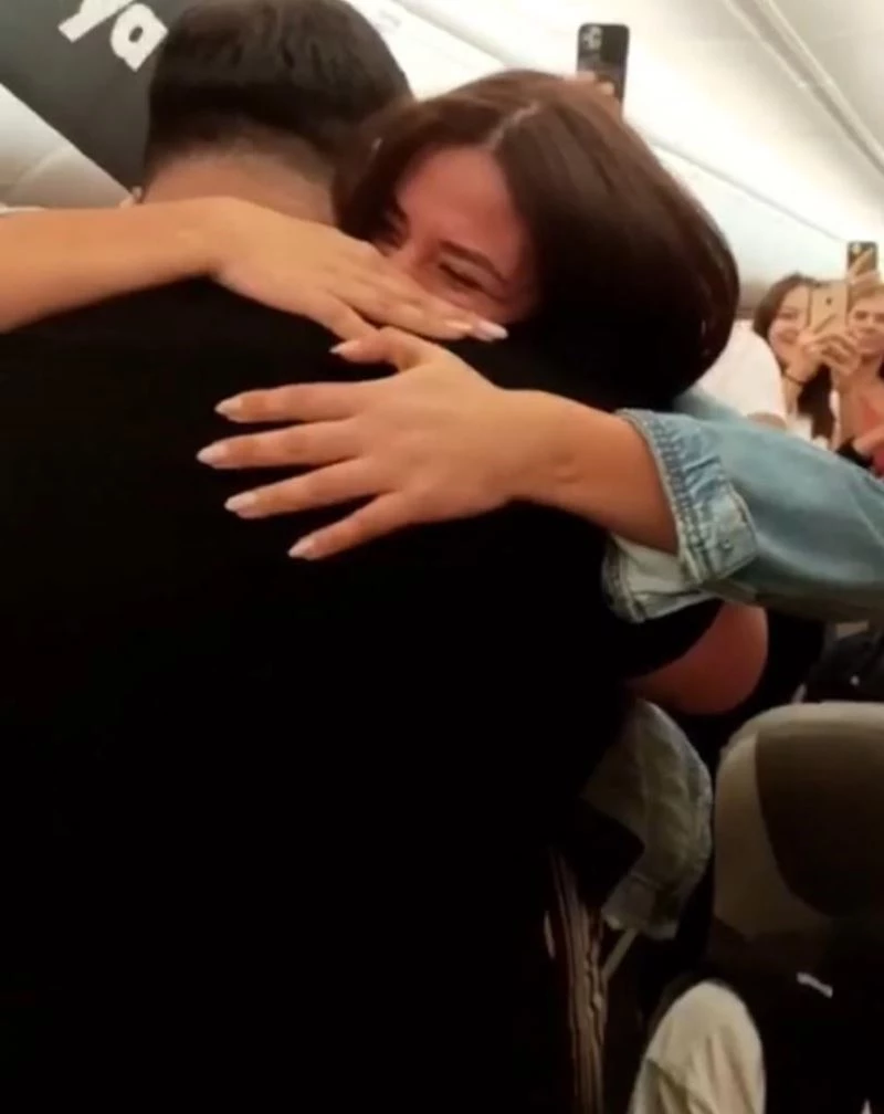 Aşkını uçakta ilan etti
