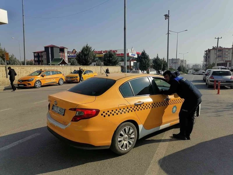 Ergani ilçesinde zabıta ekiplerinden korsan taksi denetimi
