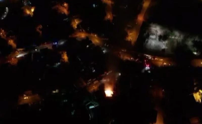 Gecekondu yangını geceyi aydınlattı
