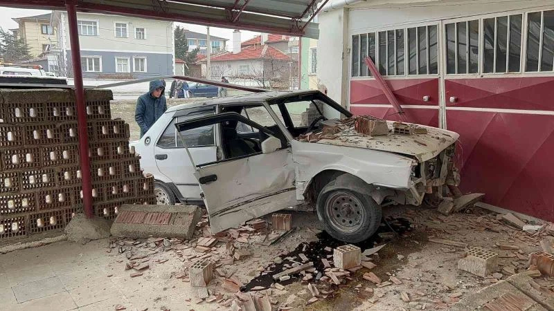 Kontrolden çıkan Tofaş evin bahçe duvarını böyle yıktı
