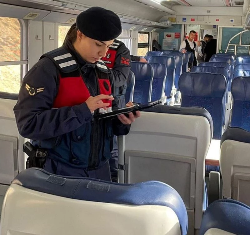 Uşak jandarması 2 hırsızlık şüphelisini trende yakaladı
