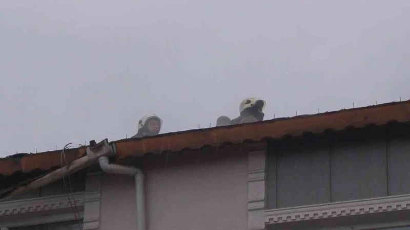 Başakşehir’de 2 katlı binanın çatısında korkutan yangın
