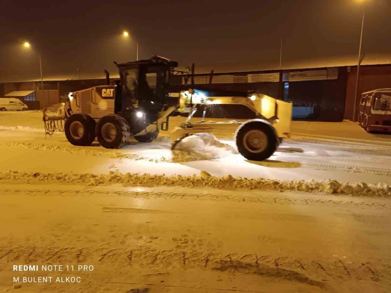 Erciş’te kar temizleme çalışması
