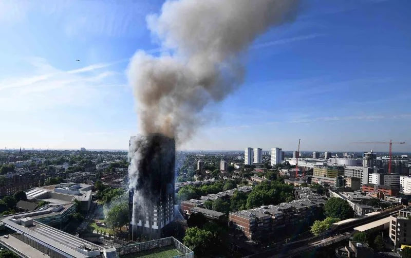 İngiltere’de hükümet Grenfell yangınında eksiklikleri olduğunu kabul etti
