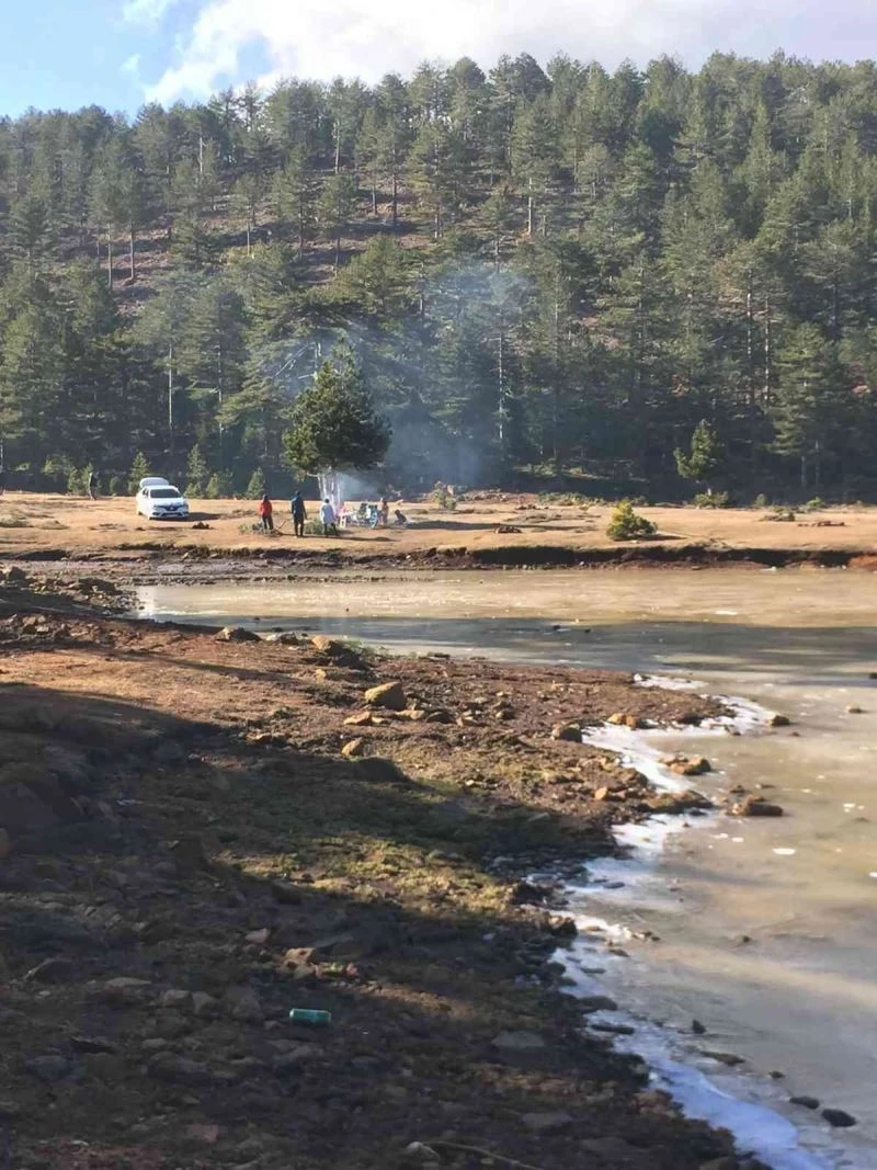 Köyceğiz Gökçeova Gölü, buz tuttu
