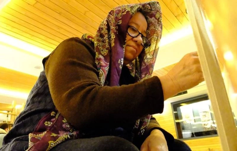  Nenelerinden kalan tekniklerle kilim dokuyorlar
