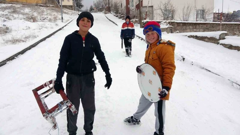 Yozgat’ta karın keyfini çocuklar kızakla kayarak çıkardı
