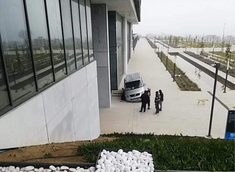 Büyükşehrin milyonluk binasının çevresi çöküyor
