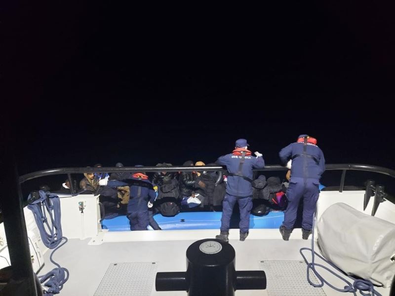 İzmir açıklarında 118 düzensiz göçmen kurtarıldı
