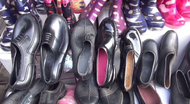 Kırsalda yaşayanların ayakkabı tercih kara lastik
