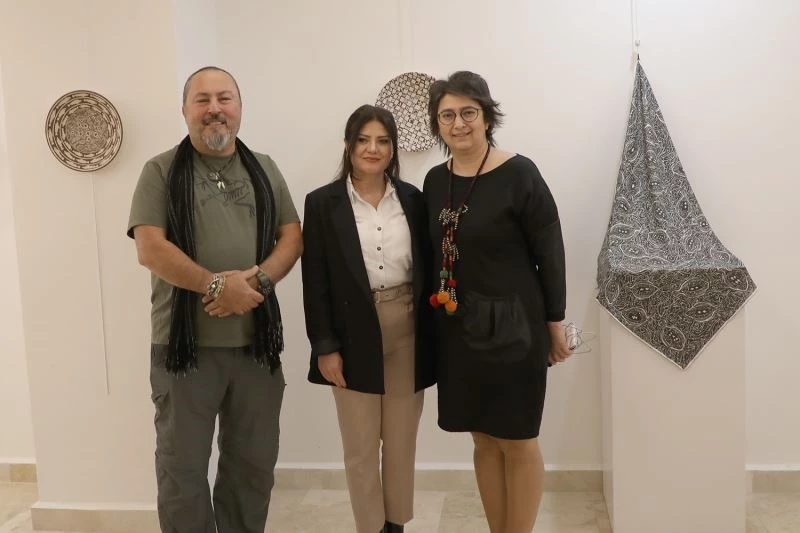 Doç. Dr. Okca’nın dokuma ve örgü eserlerden oluşan ‘Öze Doğru’ sergisi beğeniye sunuldu
