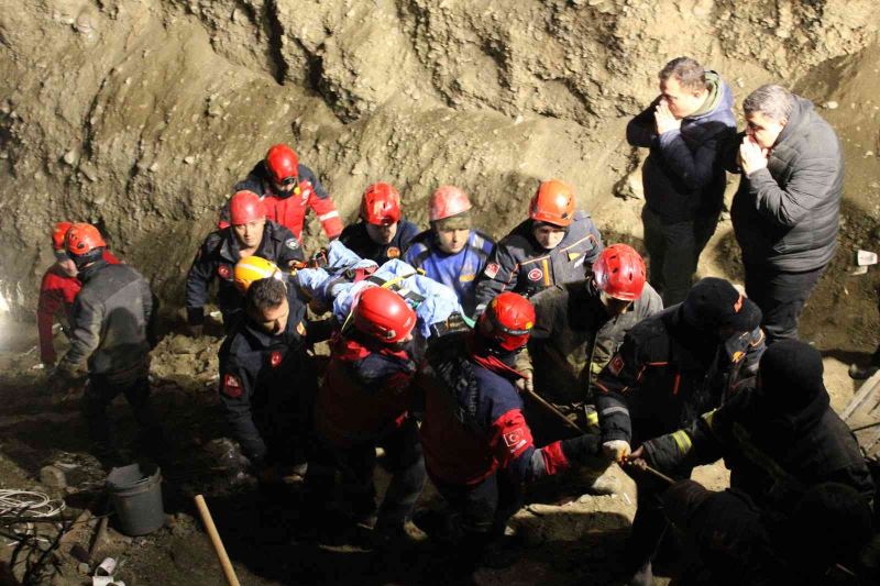 Kuyuya düşen baba-oğuldan acı haber: Cansız bedenlere kuyunun 20 metre derinliğinde 10 saat sonra ulaşıldı
