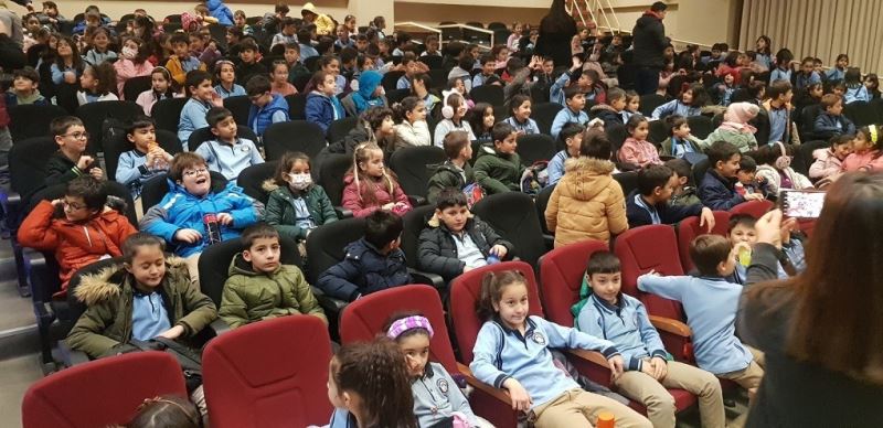 Sahne Tiyatrosu, Erzincan’da 2023 yılının ilk tiyatro perdesini çocuklar için açtı
