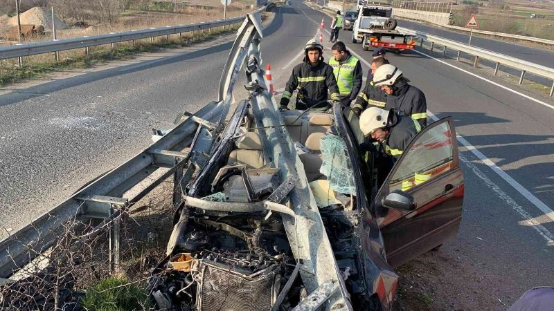 Otomobil bariyerlere ok gibi saplandı, sürücü araçtan sağ salim çıktı
