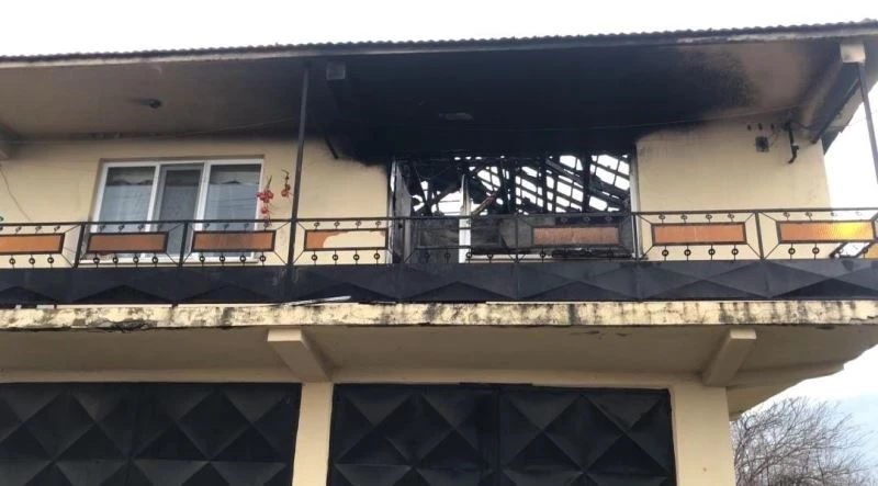 Sahibinin umrede olduğu evde yangın

