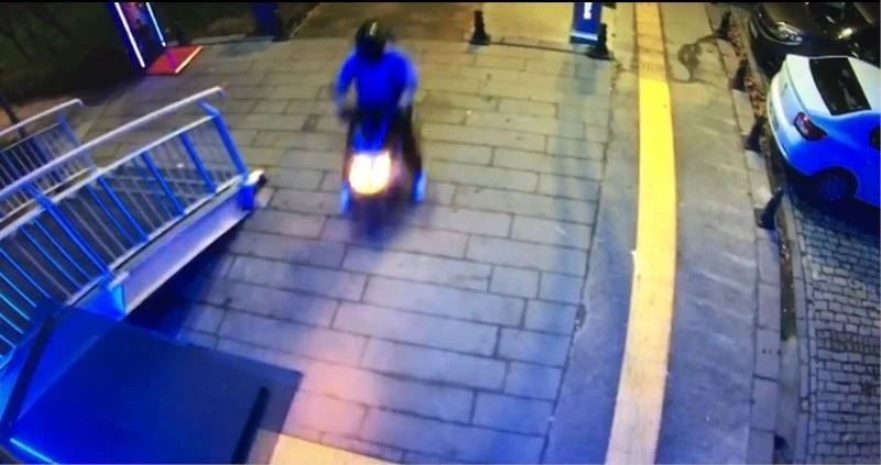 Üst geçit asansörüne motosikletle çarpıp kaçtılar
