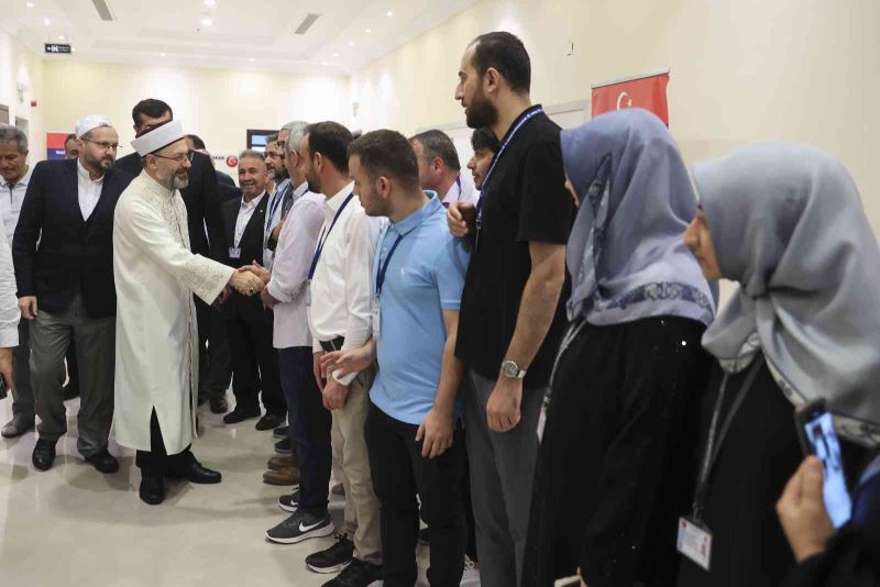 Diyanet İşleri Başkanı Erbaş, umre ziyareti için Mekke’de bulunan vatandaşlarla buluştu
