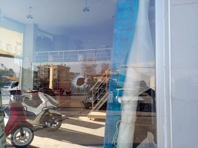 Sabah iş yerini açan esnaf parçalamış camlarla karşılaşınca silahlı saldırı ortaya çıktı
