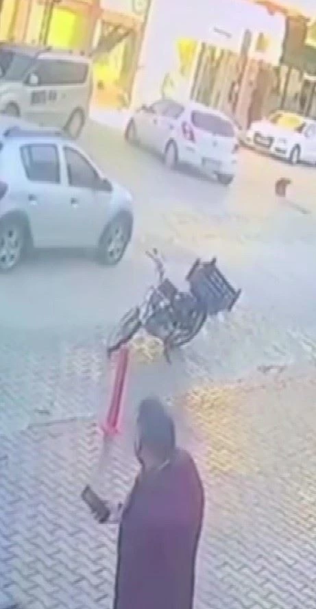 Motosikletli otomobile çarptı, ticari aracın üzerine düştü