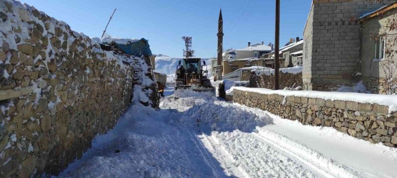 Gürpınar Belediyesi karla mücadele çalışmalarını sürdürüyor
