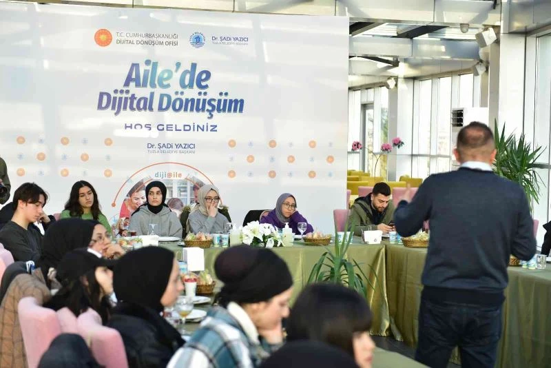 Ebeveynlerine dijital okuryazarlık öğretecek gençlerin eğitimleri başladı
