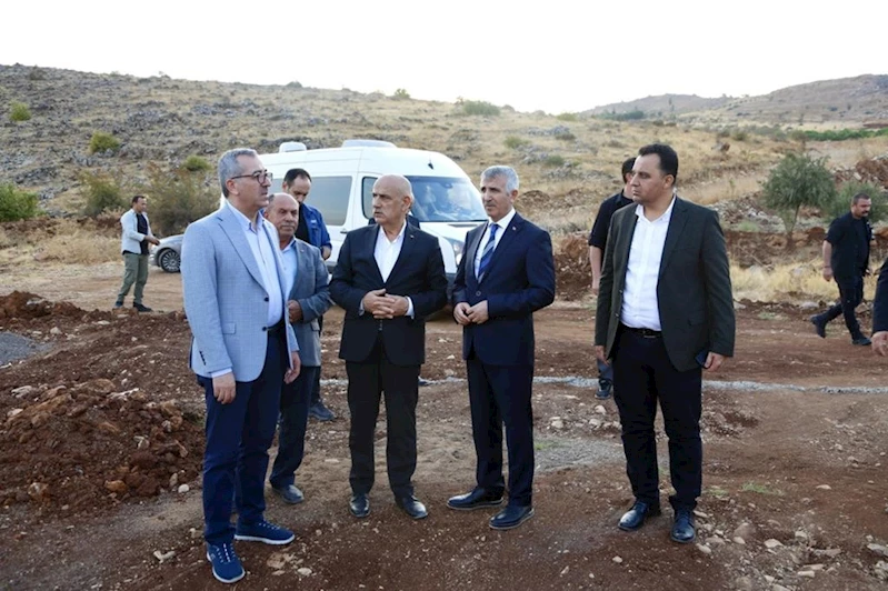 Kahramanmaraş Valisi Ünlüer, deprem konutları ve şehir hastanesi inşaat alanını inceledi